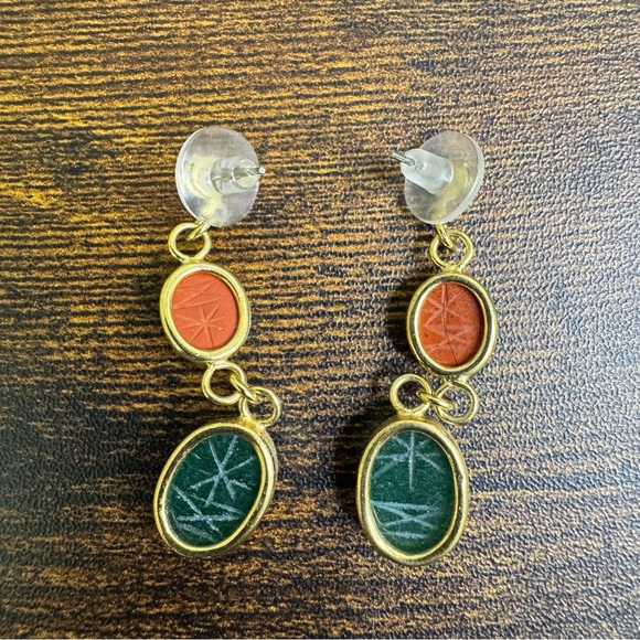 Carved Scarab Beetle Earrings Green and Red Chalcedony Gold Tone Dangle Posts - Picture 7 of 8